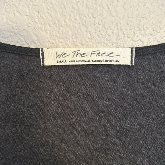 Women’s We The Free gray vneck tshirt in a small - Picture 2 of 5